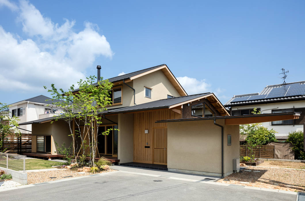 眺望とお庭を楽しむ｜火のある暮らしを楽しむ住まい 天理の家, 小笠原建築研究室 小笠原建築研究室 Eengezinswoning Massief hout Bont