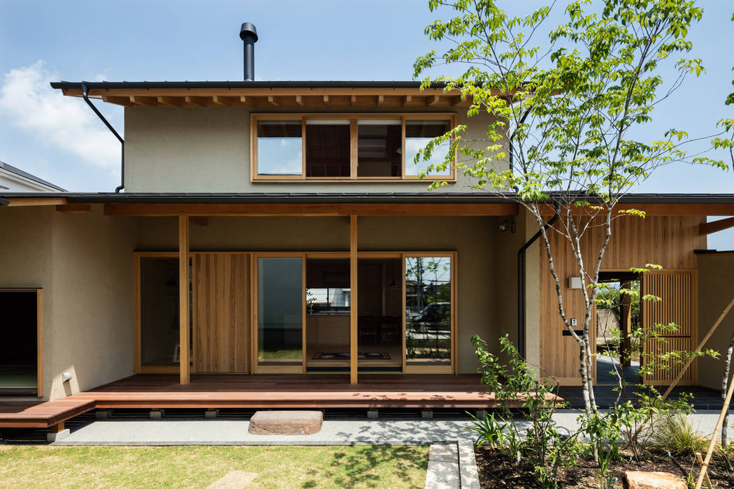 眺望とお庭を楽しむ｜火のある暮らしを楽しむ住まい 天理の家, 小笠原建築研究室 小笠原建築研究室 Single family home Solid Wood Multicolored