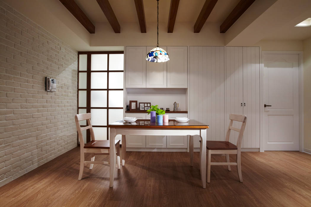 不同的線條苛化出不同的空間，其中有一個部分是通往衛浴空間的門 弘悅國際室內裝修有限公司 餐廳 木頭 Wood effect