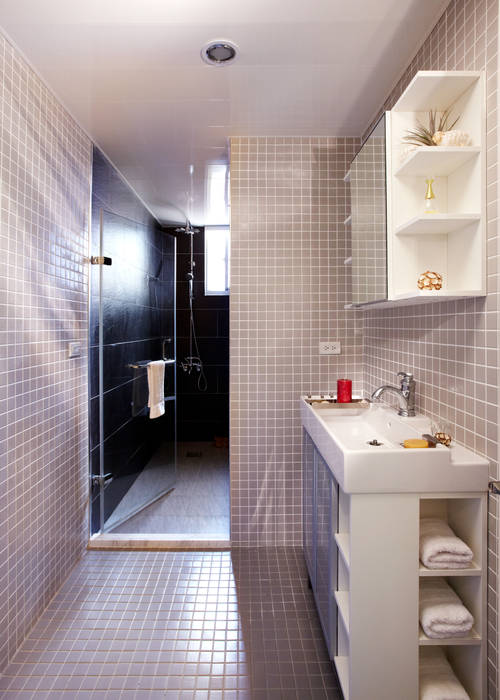 分隔為淋浴區與衛生區的乾濕分離讓淋浴的空間有浴池的放鬆感 homify 浴室 磁磚 下沉,夹具,橱柜,建筑学,室内设计,地板,地面,浴室,建筑,墙