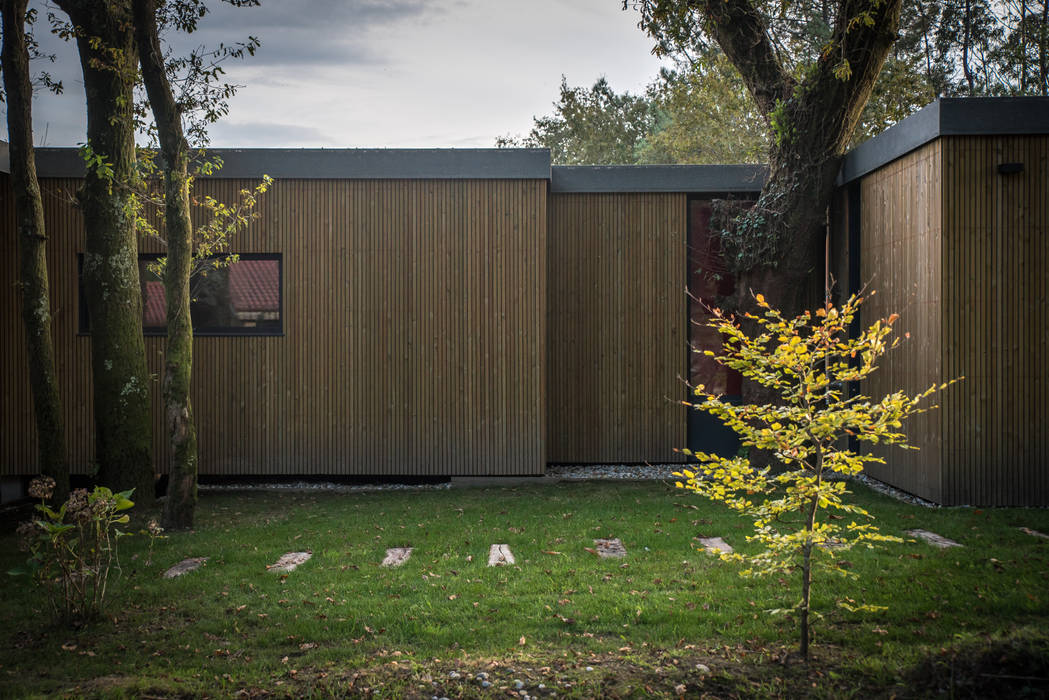 CASA MODULAR DE HORMIGÓN DE ISABEL & CÉSAR, ADDOMO ADDOMO Jardines de estilo minimalista