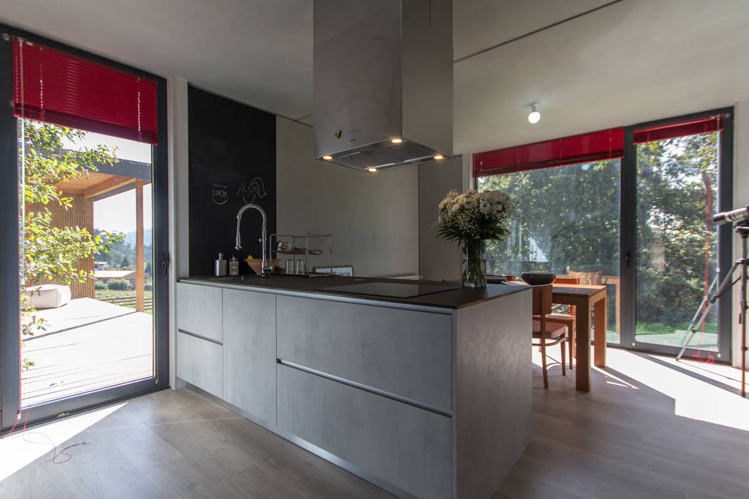 CASA MODULAR DE HORMIGÓN DE ISABEL & CÉSAR, ADDOMO ADDOMO Minimalist dining room