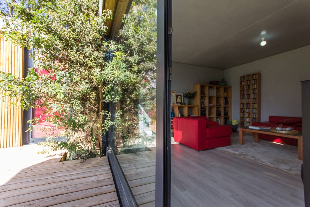 CASA MODULAR DE HORMIGÓN DE ISABEL & CÉSAR, ADDOMO ADDOMO Minimalist balcony, veranda & terrace