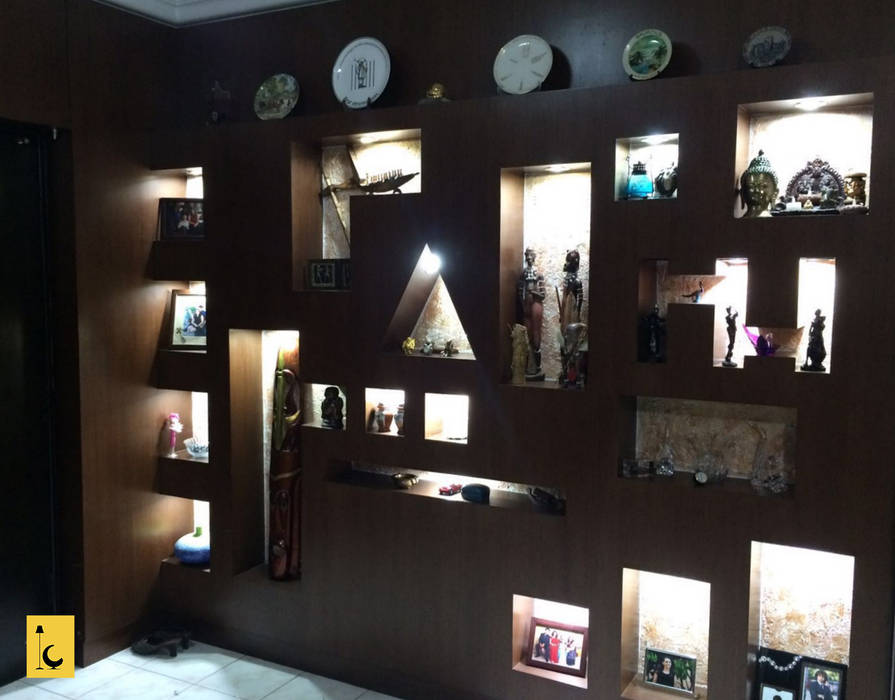 Mohitsham Greenwoods, Mangalore Indoor Concepts Modern living room Wood Wood effect displayunit,,niches,,paneling,,woodwork,,veneer,,lighting,,showcase,,arifacts,,contemporary,,interiordesign,,homedecor,,livingroom,Shelves