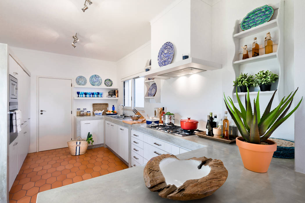 Remodelação e decoração de Cozinha Algarvia Cozinhas mediterrânicas por The Interiors Online Mediterrânico