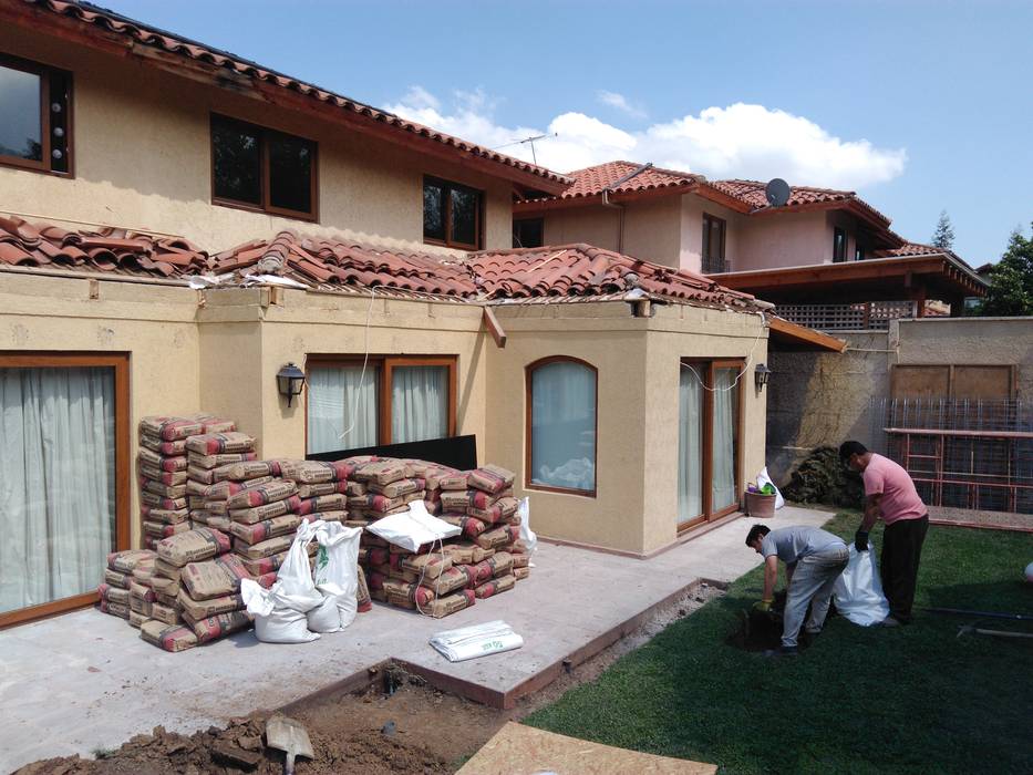 Demolición y movimiento de tierras homify Balcones y terrazas modernos