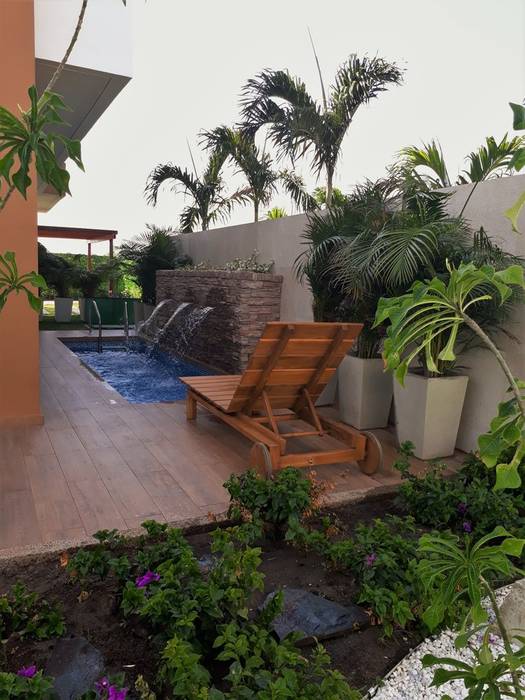 homify Tropical style garden