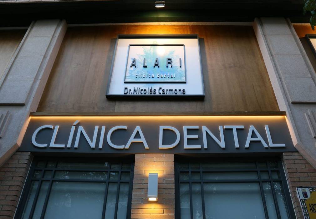 CLINICA DENTAL ALARI, SENZA ESPACIOS SENZA ESPACIOS Commercial spaces Clinics