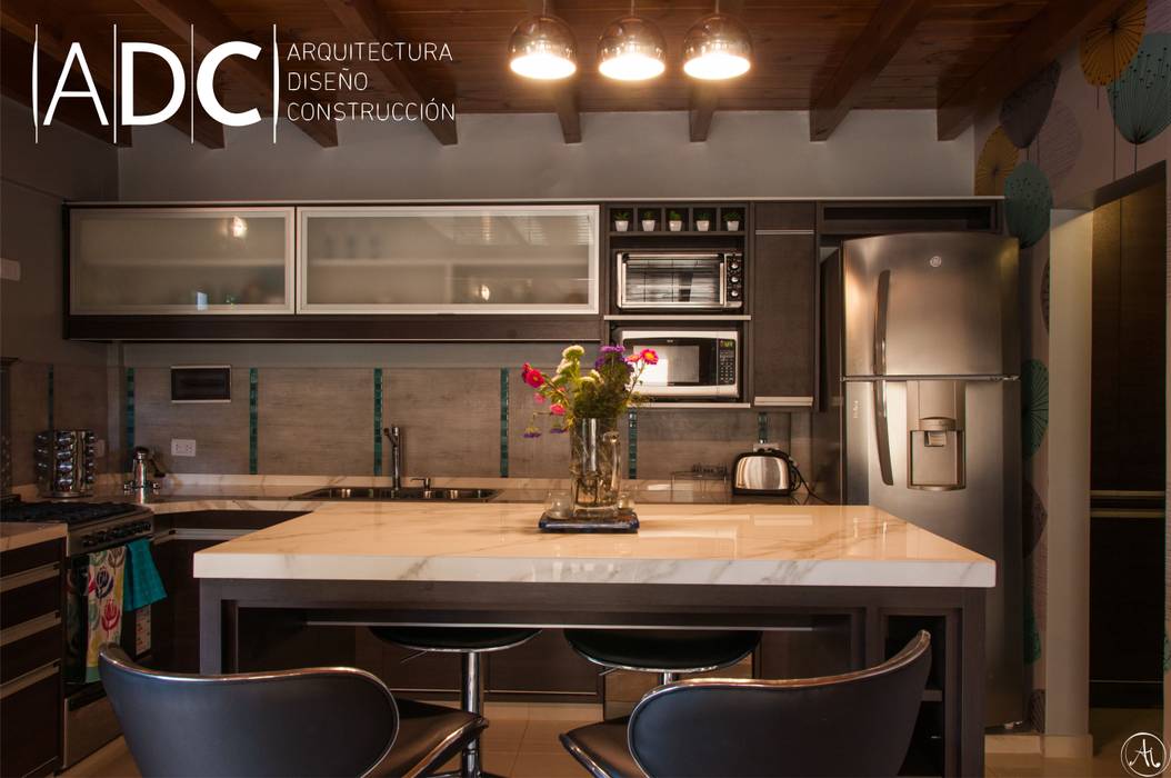 VIVIENDA UNIFAMILIAR - EQUIPAMIENTO A MEDIDA - AVELLANEDA AL 300 - SAN MIGUEL DE TUCUMAN, DIAZ GUERRA ESTUDIO DIAZ GUERRA ESTUDIO Cucina moderna Contenitori & Dispense