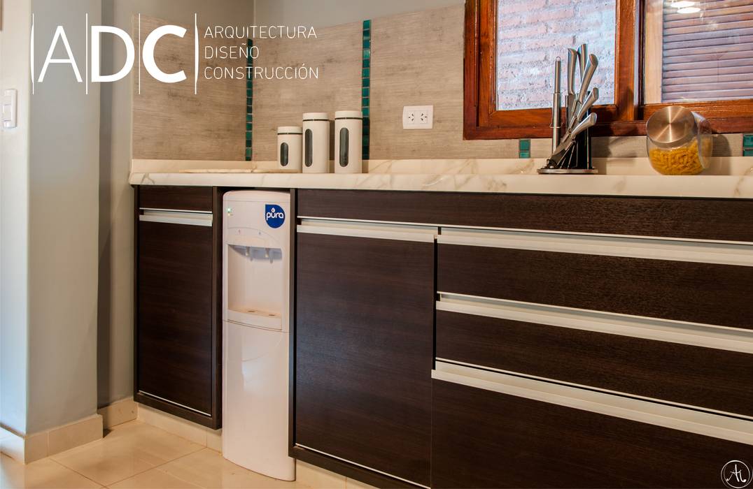 VIVIENDA UNIFAMILIAR - EQUIPAMIENTO A MEDIDA - AVELLANEDA AL 300 - SAN MIGUEL DE TUCUMAN, DIAZ GUERRA ESTUDIO DIAZ GUERRA ESTUDIO Modern kitchen Storage