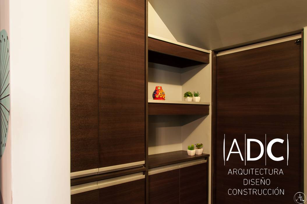 VIVIENDA UNIFAMILIAR - EQUIPAMIENTO A MEDIDA - AVELLANEDA AL 300 - SAN MIGUEL DE TUCUMAN, DIAZ GUERRA ESTUDIO DIAZ GUERRA ESTUDIO Modern style kitchen Storage