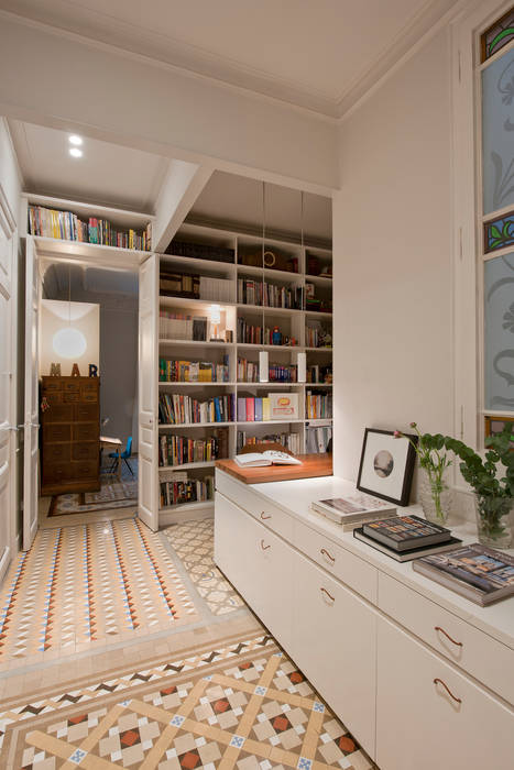 Principal modernista Aribau THE ROOM & CO interiorismo Pasillos, vestíbulos y escaleras de estilo clásico pasillo,recibidor,diseño,diseñointerior,interiorismo,barcelona