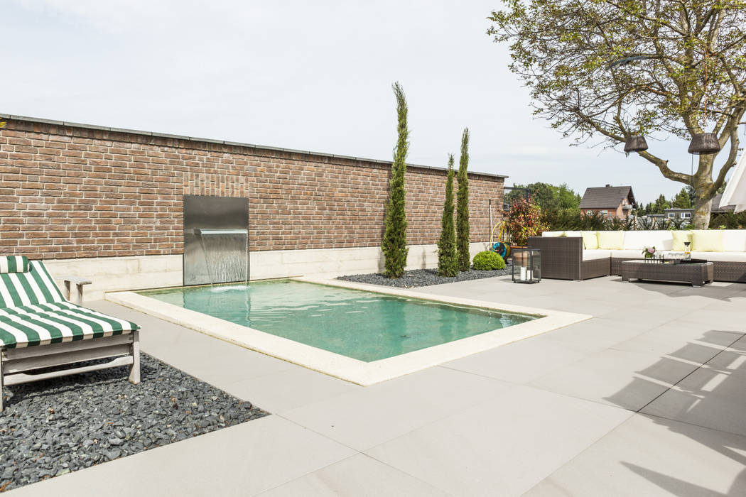 Brunnen Wasserbecken Als Zentrales Element Des Aussenbereichs