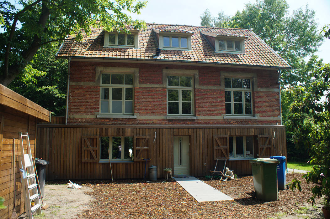 Renovatie en uitbreiding vrijstaande woning, studio architecture studio architecture Rumah Gaya Country Kayu Wood effect