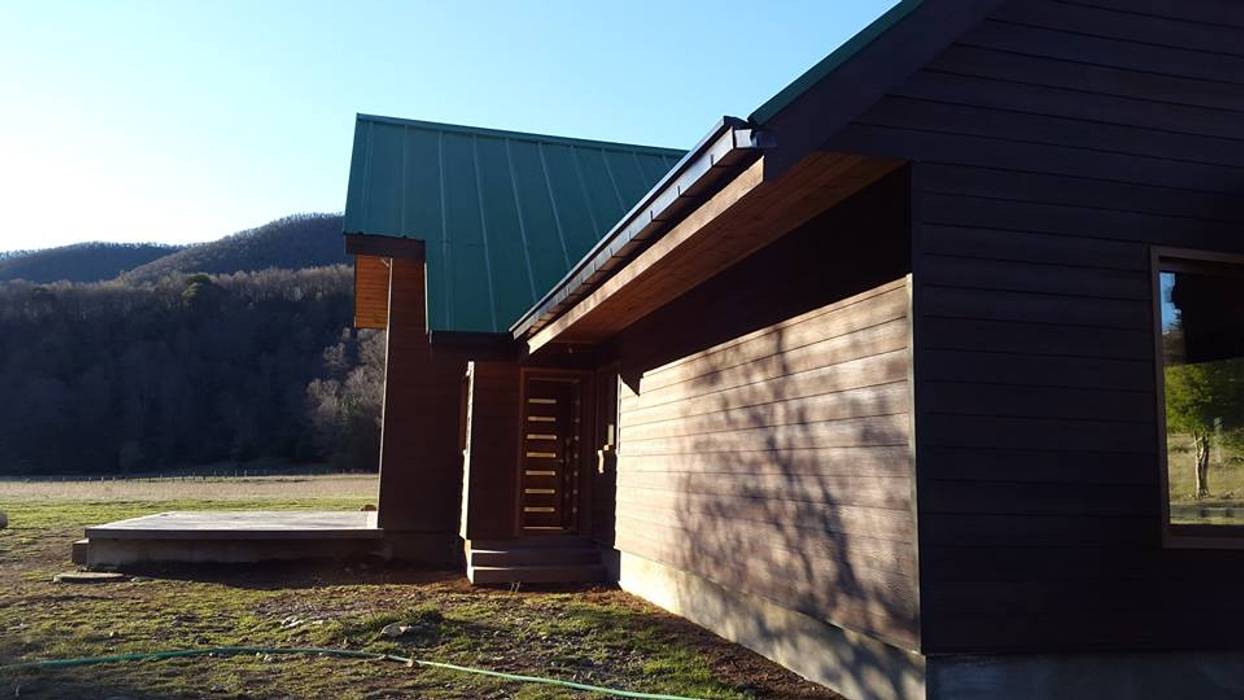 Refugio Rucue, San Cristobal hnos constructora San Cristobal hnos constructora Casas de estilo rústico