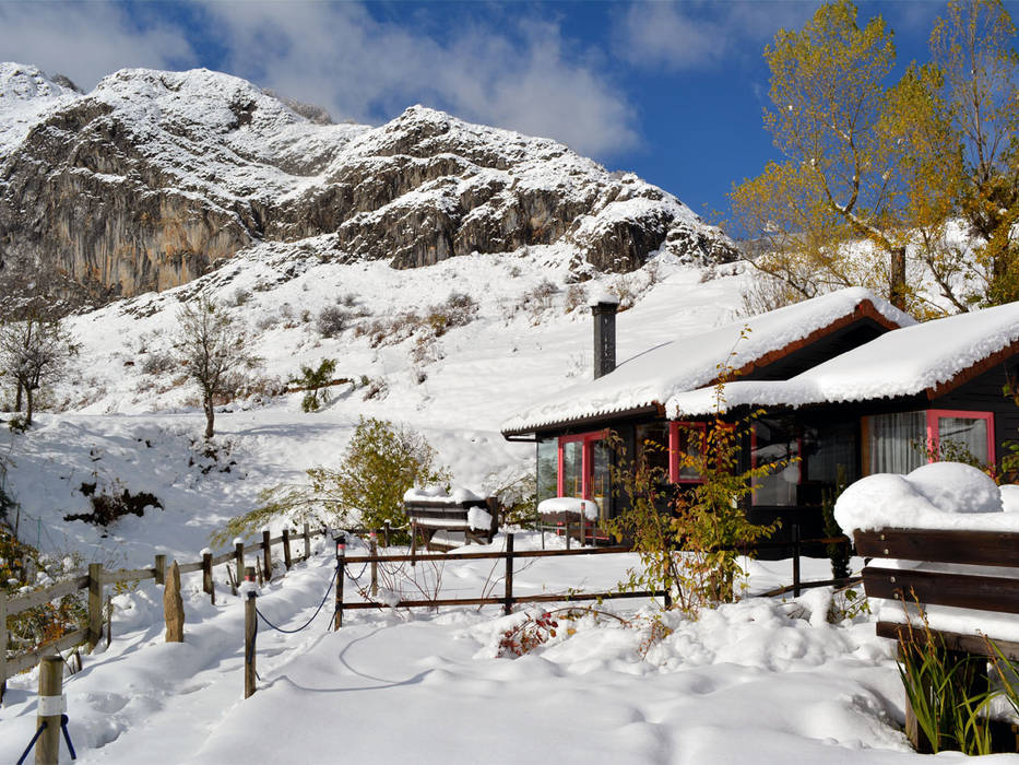 RUSTICASA | Cabañas Patagónicas | Inverno, RUSTICASA RUSTICASA Commercial spaces Solid Wood Multicolored Hotels