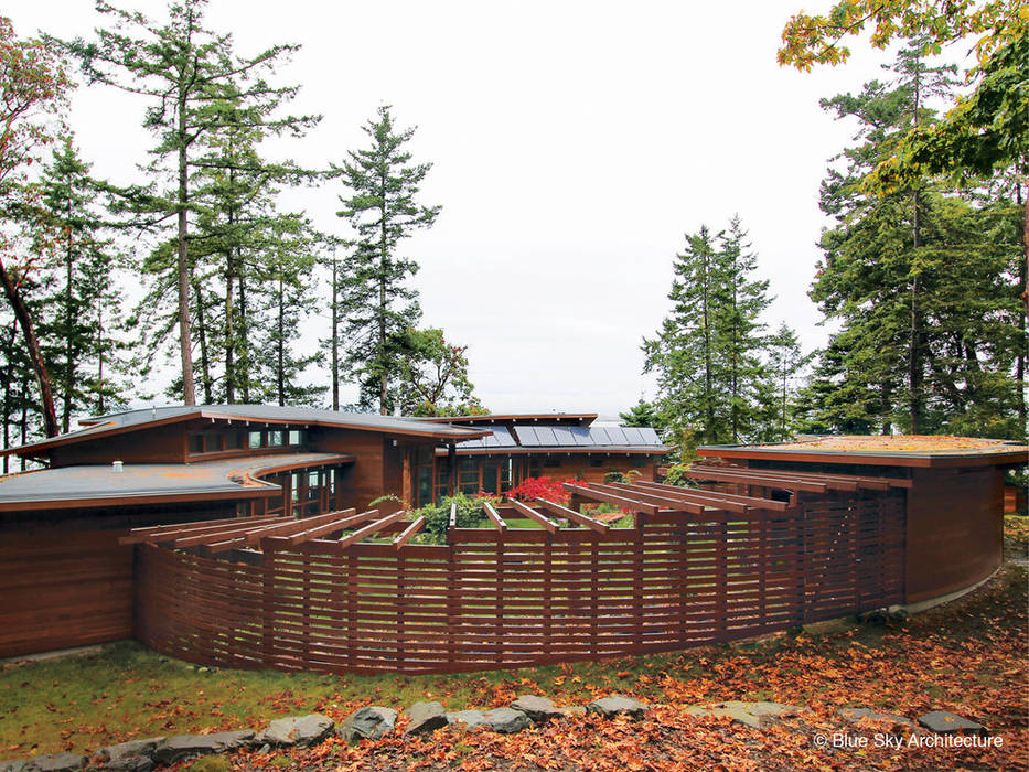 Outdoor Circular Fencing enclosing Courtyard Helliwell + Smith • Blue Sky Architecture Modern houses Plant,Sky,Wood,Tree,Building,House,Cottage,Land lot,Landscape,Woody plant