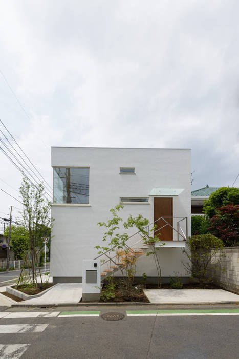 Light Well Box／東南側正面 H2O設計室 ( H2O Architectural design office ) モダンな 家 木 木目調 外断熱,スキップフロアー