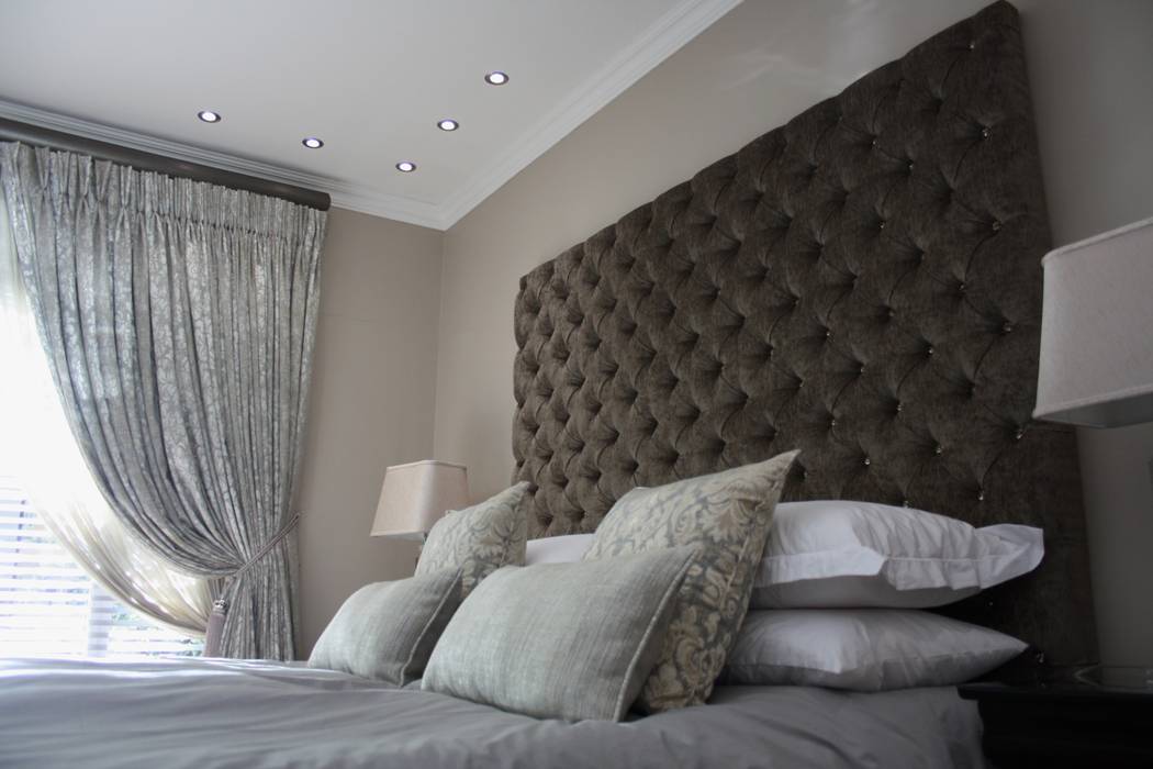 1, Duvenci Interiors Duvenci Interiors Classic style bedroom Beds & headboards