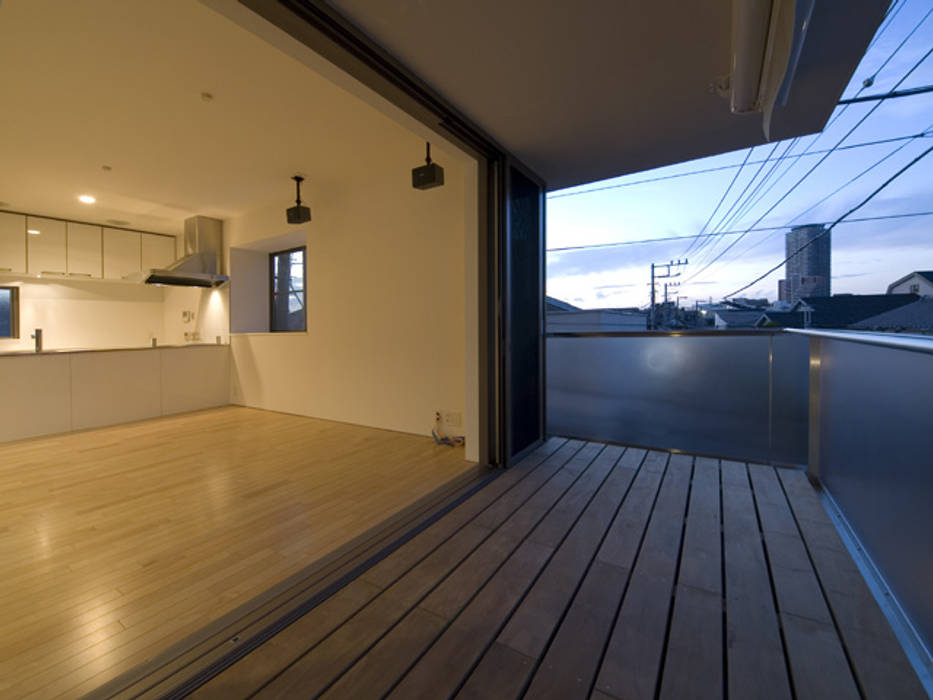 鹿島田の分譲住宅 The housing built for sale in Kashimada, 栗原正明建築設計室 栗原正明建築設計室 モダンデザインの テラス 木 木目調 財産,空,建物,窓,木,インテリア・デザイン,シェード,床,フローリング,ウッドステイン