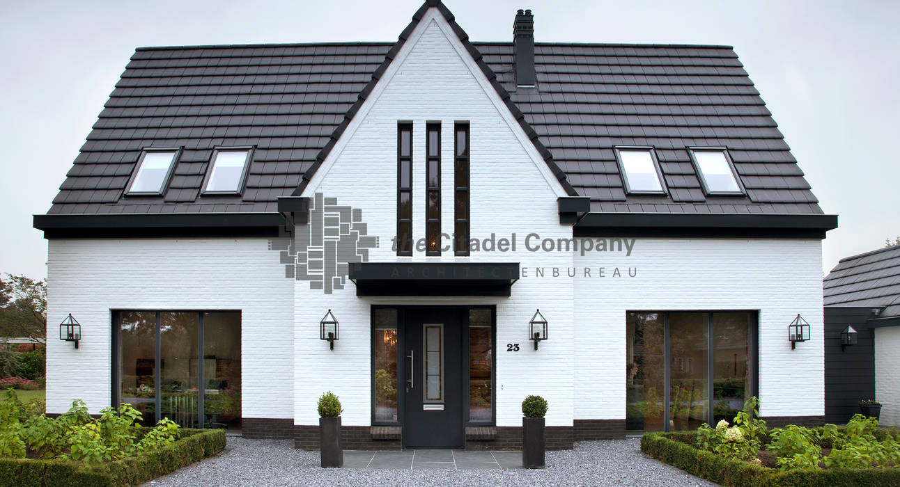 homify Moderne huizen Moderne woning,dakpannen,witte stenen,witte woning,hoge ramen,zwart wit,mooie entree