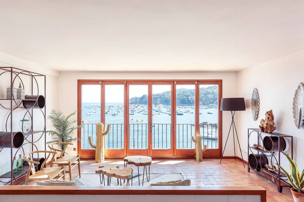 Living room Markham Stagers Salon méditerranéen Mediterranean style,coastal,modern rustic,new rustic,sea views,home staging,terracota tiles,big window,french doors