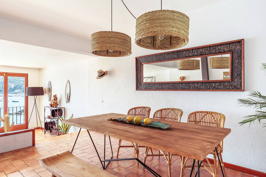 Dining room Markham Stagers Dining room mediterranean style,coastal,new rustic,modern rustic,natural fibers,lamp shades,home staging