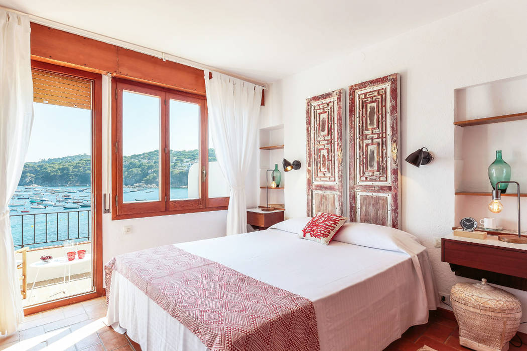 Dormitorio principal Markham Stagers Dormitorios mediterráneos Mediterranean style,neo rustic,modern rustic,coastal,sea views,antique furniture,headboard,master bedroom