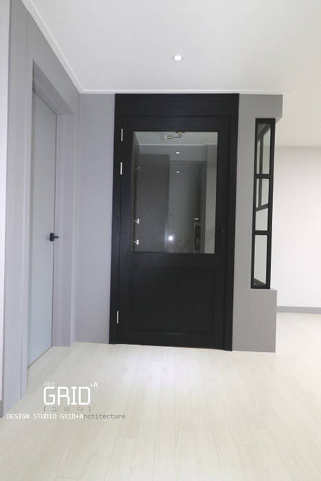 깔끔한 모던 시크 스타일 - 목동현대 32평 아파트 인테리어, Design Studio Grid+A Design Studio Grid+A Modern corridor, hallway & stairs