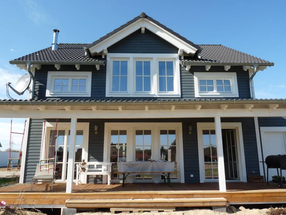 Außenfassade mit überdachter veranda homify skandinavische häuser homify