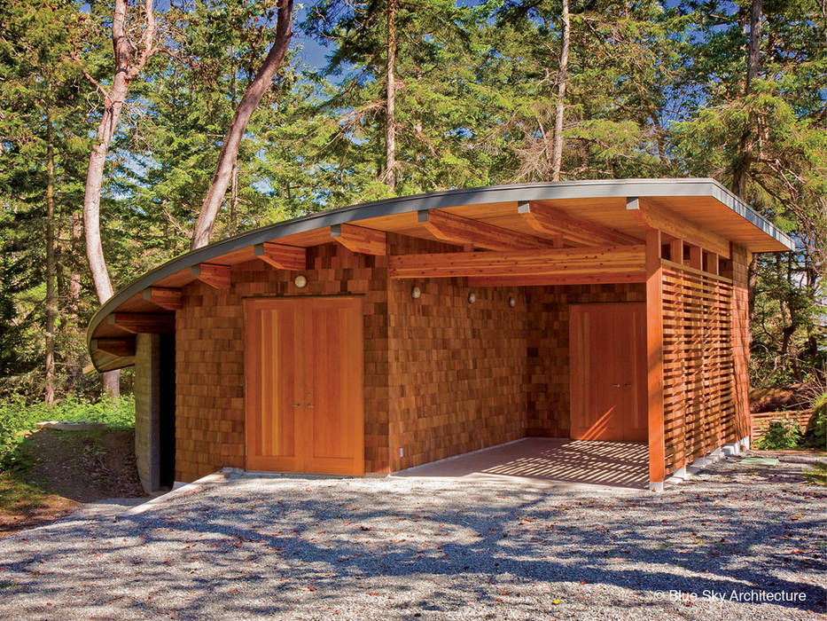 Solar Crest House, Helliwell + Smith • Blue Sky Architecture Helliwell + Smith • Blue Sky Architecture Modern houses Plant,Building,Shade,Wood,Tree,Sky,Door,House,Cottage,Landscape