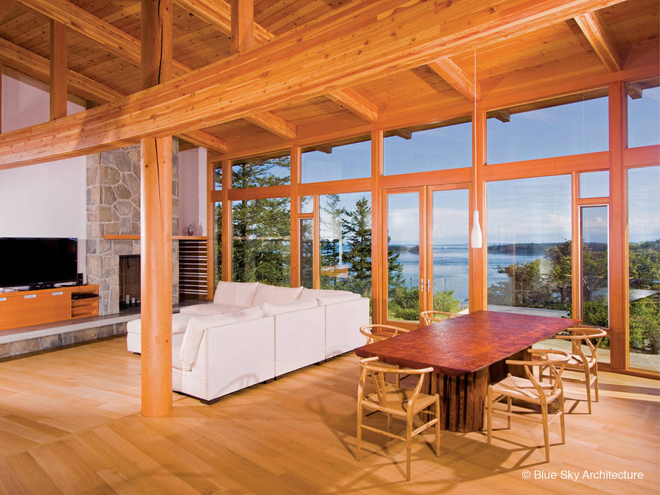 Solar Crest House, Helliwell + Smith • Blue Sky Architecture Helliwell + Smith • Blue Sky Architecture Modern living room Furniture,Couch,Table,Wood,Shade,Interior design,Lighting,Sky,Wood stain,Flooring