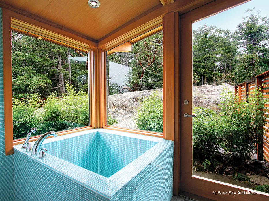 Solar Crest House, Helliwell + Smith • Blue Sky Architecture Helliwell + Smith • Blue Sky Architecture Modern bathroom Plant,Property,Botany,Shade,Building,Tree,Wood,Interior design,Lighting,Fixture