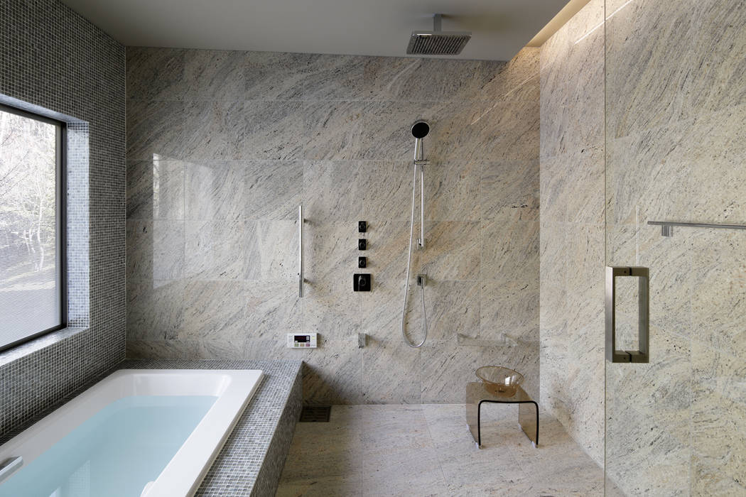 Bathroom 久保田章敬建築研究所 حمام stone,glass mosaic,rain shower