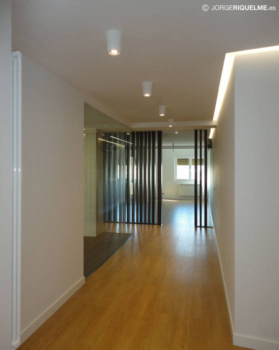 VIVIENDA RESIDENCIAL - Arquitectura Interior y Reforma Integral, JORGE RIQUELME | DISEÑO INTERIOR JORGE RIQUELME | DISEÑO INTERIOR Minimalist corridor, hallway & stairs