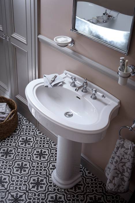 Claverton basin with Glastonbury taps Heritage Bathrooms Baños de estilo clásico Claverton,Glastonbury