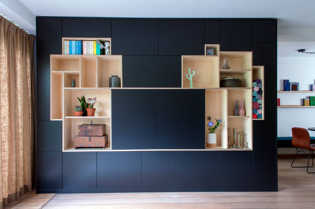 familyhouse in Utrecht, IJzersterk interieurontwerp IJzersterk interieurontwerp Phòng khách Gỗ Wood effect Cupboards & sideboards