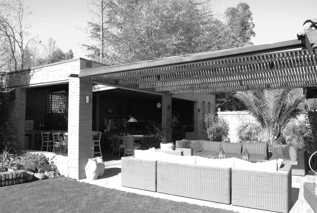 Diseño y Construcción de Quincho en La Dehesa por RENOarq, RENOarq RENOarq Rustic style balcony, veranda & terrace