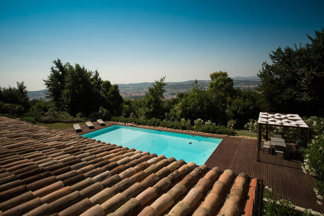 PGL | Piscina con serra sulle colline Pesaresi, PLUS ULTRA studio PLUS ULTRA studio Mediterranean style pool