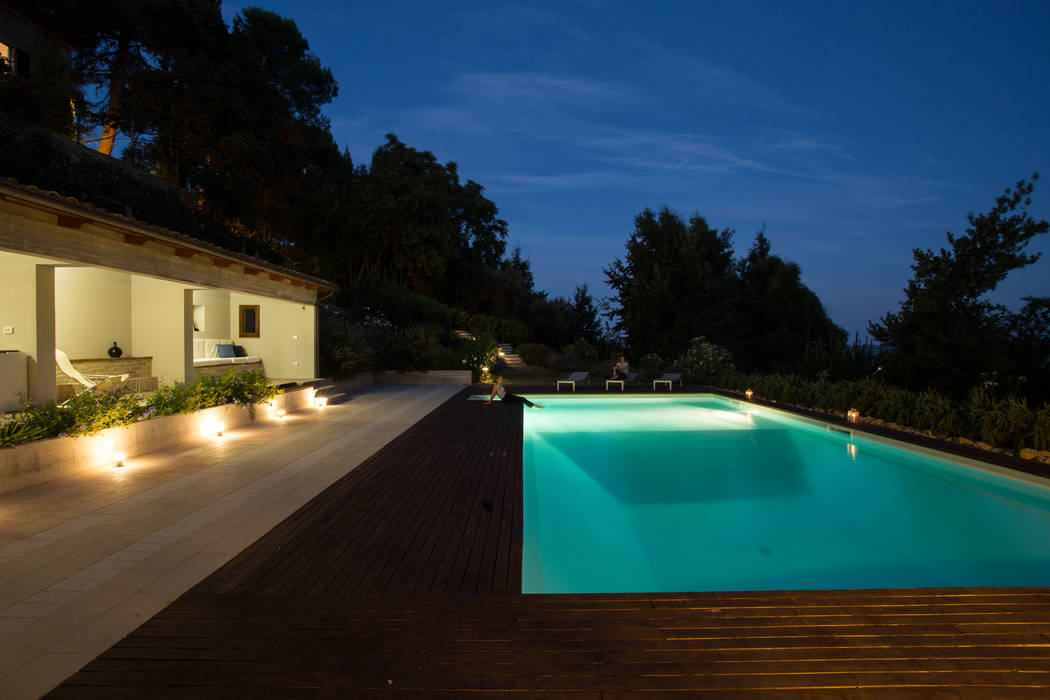 PGL | Piscina con serra sulle colline Pesaresi, PLUS ULTRA studio PLUS ULTRA studio สระว่ายน้ำ