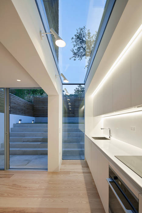 Casa del Sol Sophie Nguyen Architects Ltd Modern kitchen Glass