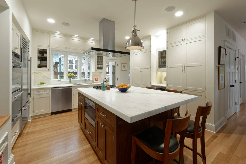 Stylish First-Floor Bungalow Renovation in Arlington, VA BOWA - Design Build Experts Minimalist kitchen