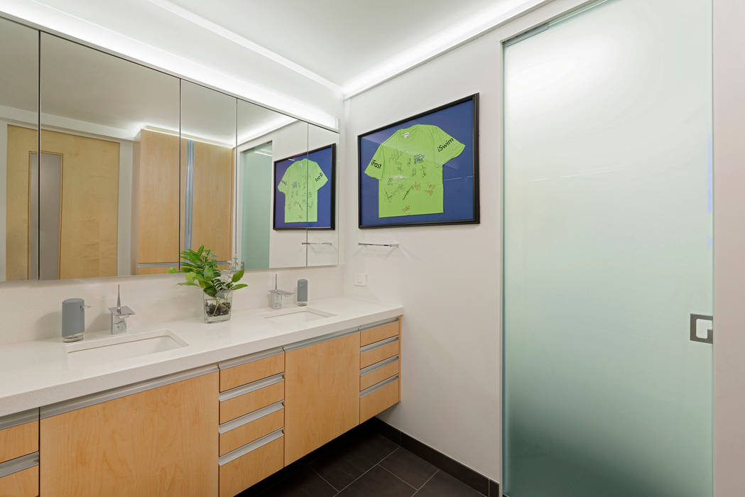Contemporary Washington, DC Condominium Renovation, BOWA - Design Build Experts BOWA - Design Build Experts Ванна кімната