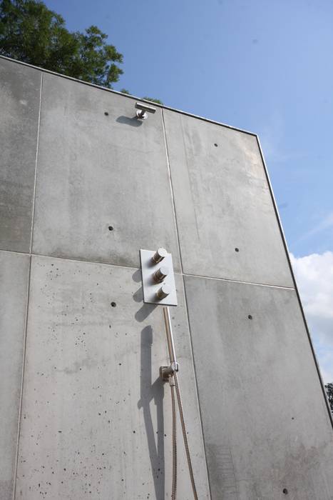 Betonnen buitendouche ConcreetDesign BV Industriële badkamers Beton