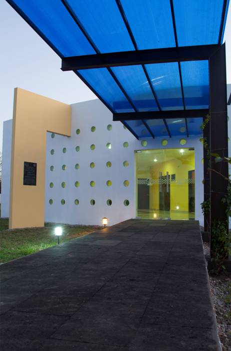 Velatorio de la Unión de Taxis de Tabasco (entrada) ARQ. FELIPE OCAMPO MONTEJO Espacios comerciales Concreto reforzado circulos,ventana,velatorio,blanco,azul,amarillo,concreto,taxis,entrada,fachada,Espacios comerciales