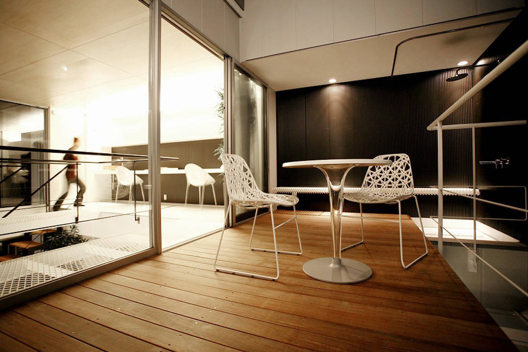 mona-ka, コト コト Balconies, verandas & terraces Furniture Plastic White