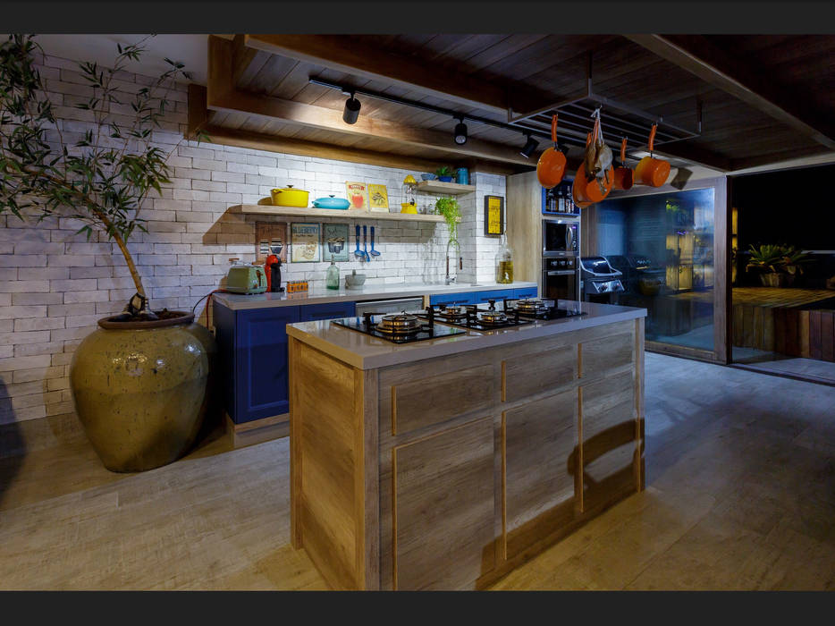 Ilha para cooktop homify Cozinhas tropicais Cozinha em ilha,cozinha,tijolo aparente,bambu,prateleiras