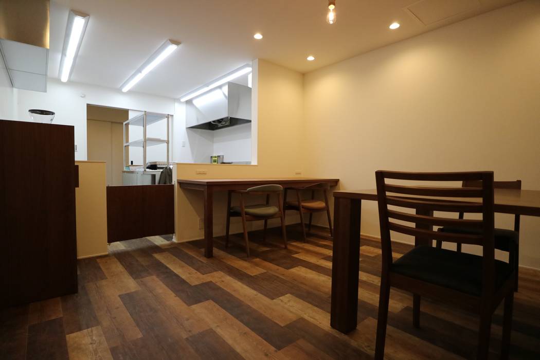 ”COFFEE＋KITCHEN humoresque”, コト コト Moderner Multimedia-Raum Holz Holznachbildung Möbel