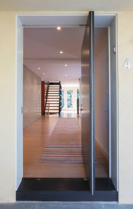 Spring Valley Residence, FORMA Design Inc. FORMA Design Inc. Modern Corridor, Hallway and Staircase