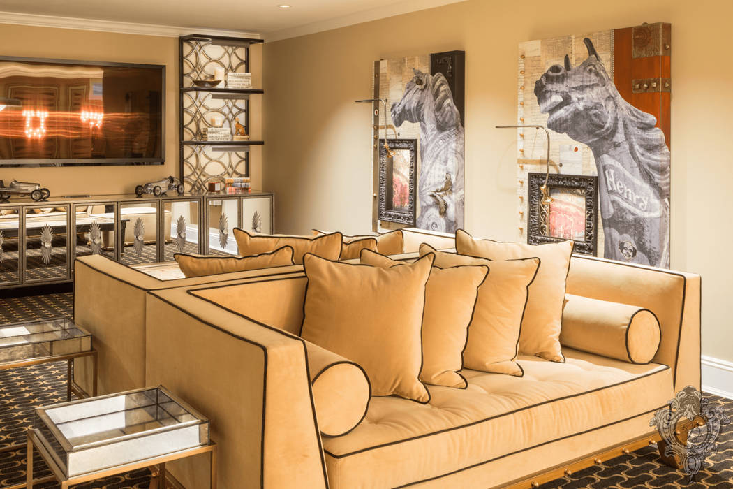 Glam House, Kellie Burke Interiors Kellie Burke Interiors Sala multimediale in stile classico